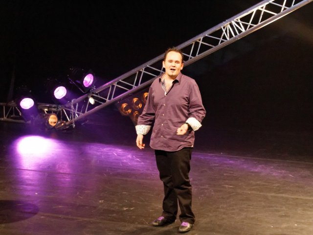 Haut les mains, c'est un stand-up!